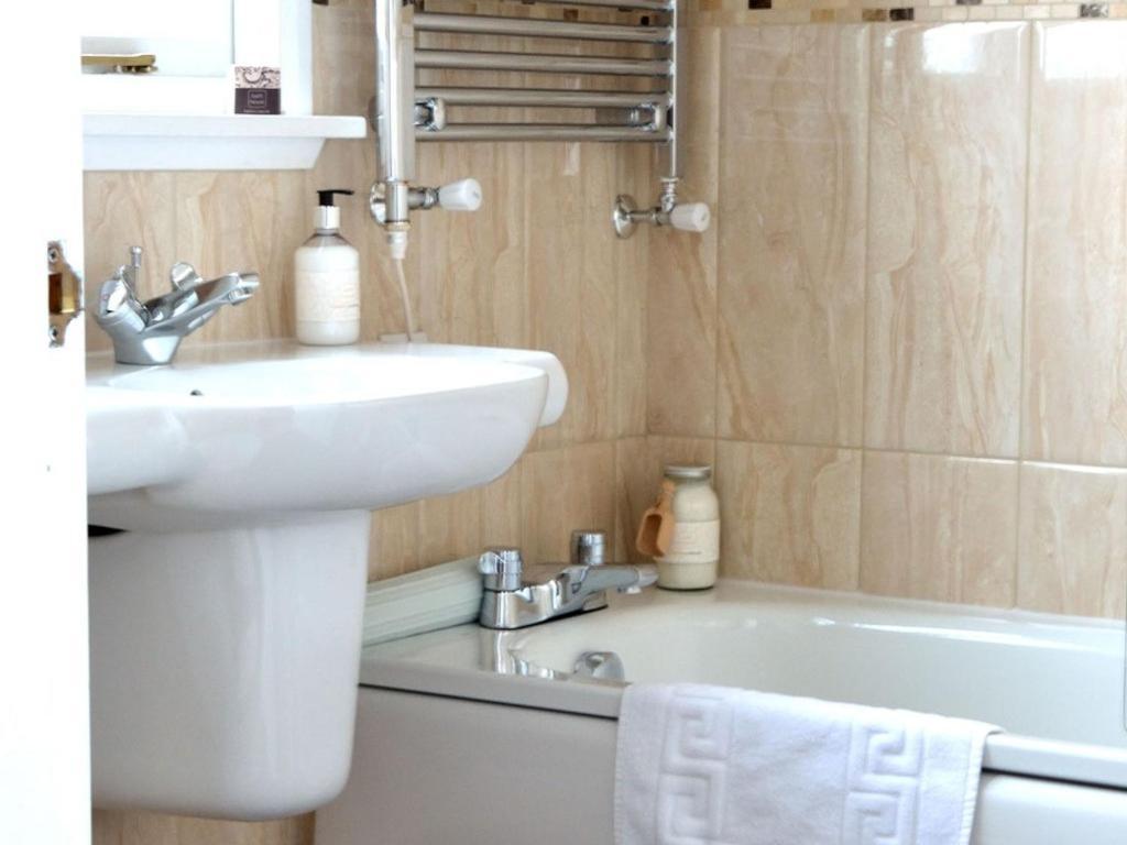 Sonata Guest House (Adults Only) เคนดัล ภายนอก รูปภาพ